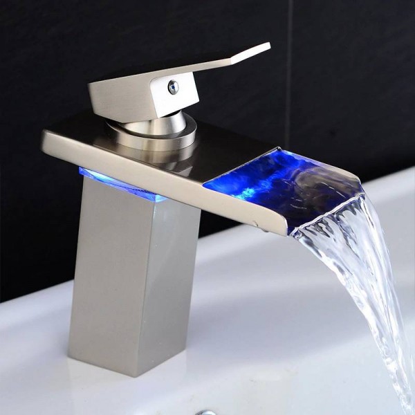 Rubinetti per lavabo Rubinetto per lavabo a cascata a LED per bagno Torneira Led finitura cromata Miscelatore per lavabo montato sul ponte LH-16808