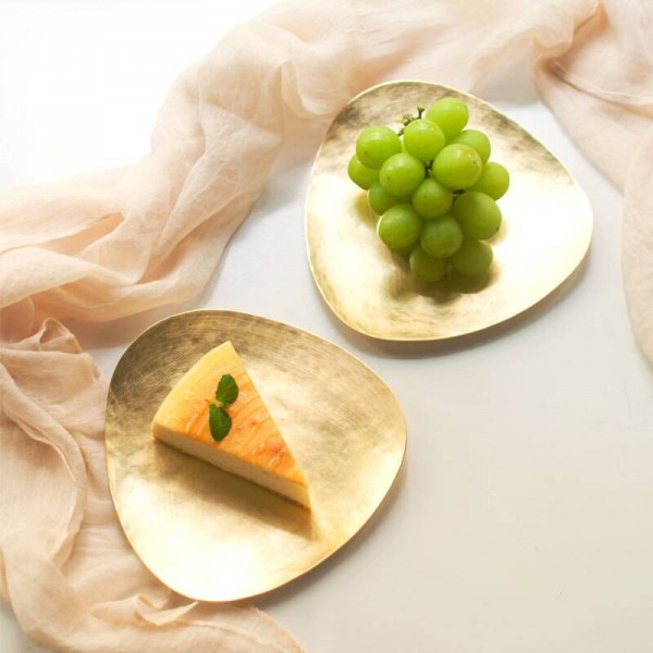 Piastra portaoggetti da tavolo in metallo fatta a mano Triangolo moda Ottone Dessert Gioielli Scrivania Vassoio Portaoggetti Decorazione per matrimoni