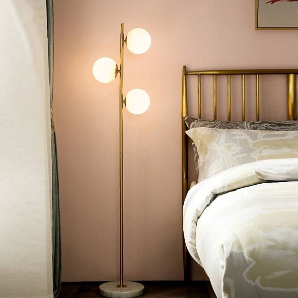 Lampada da terra moderna nordica a LED a sfera in rame Soggiorno Lampada da terra per studio da casa Camera da letto per la casa Deco Paralume in vetro Lampade da terra
