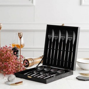 Set di posate in oro nero con set di forchette per coltelli da bistecca in titanio nero in acciaio inossidabile da 16 pezzi con confezione regalo in legno di lusso con drop shipping