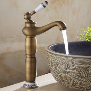 Rubinetto del bacino Ottone Cromo Argento Lavandino del bagno Rubinetto Maniglia singola Ceramica Lavandino Terrazzo Miscelatore acqua fredda Gru per lavabo 2020L