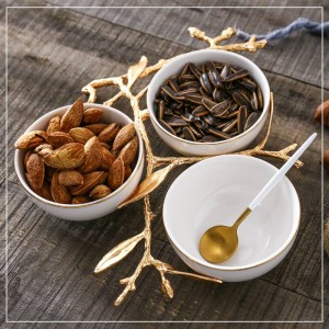 Esposizione creativa del piatto della frutta degli spuntini divisa ornamenti delle decorazioni del tavolino da salotto della famiglia della caramella del piatto della frutta del salone