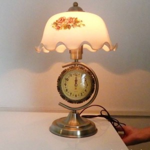 Lampada da tavolo europea con orologio Creativo paralume in vetro bianco staffa in metallo camera da letto lampada da comodino soggiorno lampada da scrivania deco