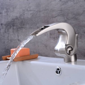 Bagno in nichel Rubinetto a cascata Crane Nicke Rubinetto per bagno Rubinetto Lavabo da bagno Miscelatore con acqua calda e fredda LAD-4