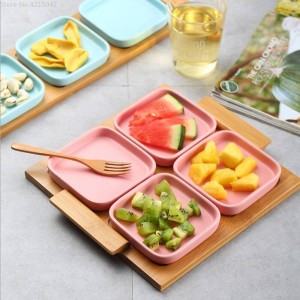 Vassoio moderno in legno con piatto da frutta in ceramica
