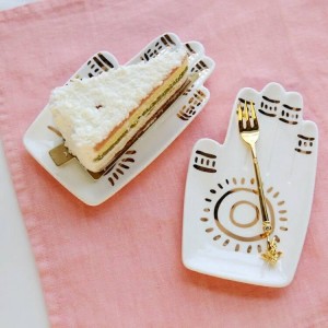 Decorazione del piatto di gioielli in ceramica di snack dorati per dessert