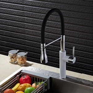 Rubinetti da cucina Lavello da cucina nero e cromato Gru per montaggio su ponte Tirare verso il basso Doppio ugello spruzzatore Miscelatori acqua calda e fredda LAD-66