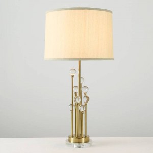 Lampada da tavolo moderna in cristallo di personalità semplice e creativa, foyer, camera da letto nord, camera modello stilista, lampada da lettura a LED in ferro color oro