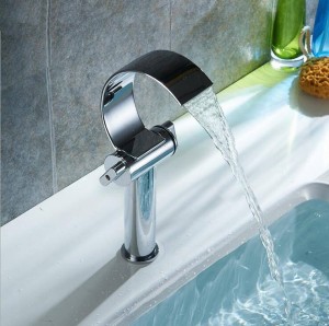 Miscelatori per lavabo in ottone cromato Miscelatore per lavabo doppio comando in ottone cromato di alta qualità XT533