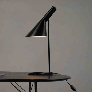Lampada da tavolo moderna nordica in ferro semplice per studio camera da letto sul comodino illuminazione interna paralume bianco nero lampade da scrivania classiche