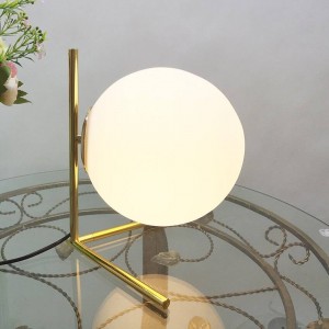Lampade da tavolo moderne in vetro bianco nordico per soggiorno sfera di vetro metallo dorato Camera da letto Lampada da comodino lampada da scrivania industriale