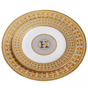 Piatti piatti in porcellana con osso "H" a mosaico con contorno di forma rotonda in oro Piatto piatto da 8 "10" piatto grande in osso